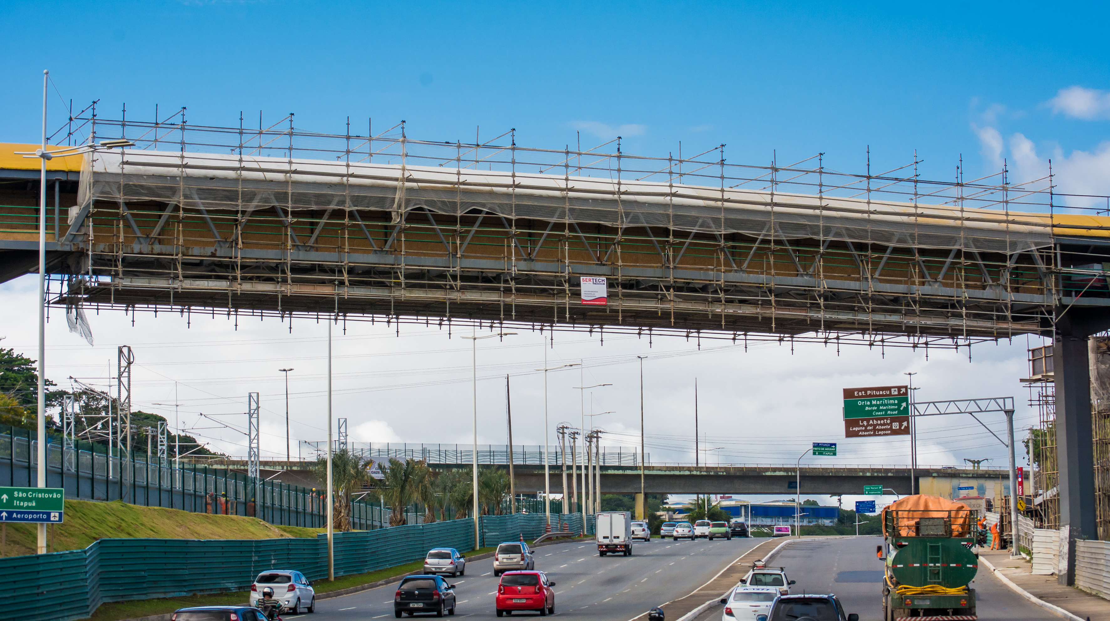 Sertech Montagens | Montagem de andaimes suspensos em balanço na passarela  de pituaçu METRÔ de Salvador